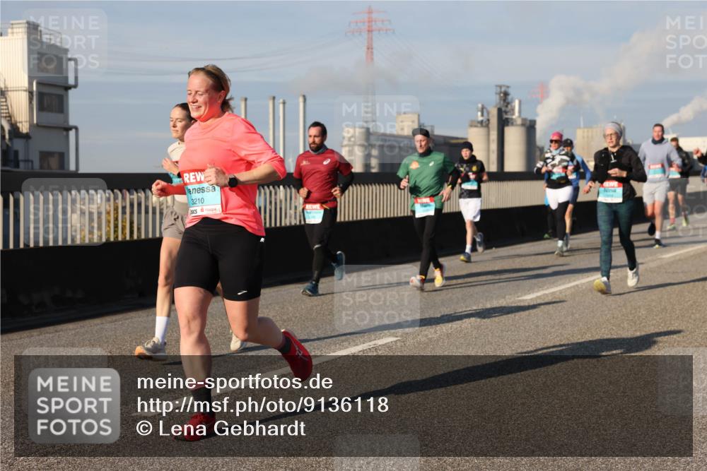 03.10.2025 - Köhlbrandbrückenlauf Lena Gebhardt http://msf.ph/oto/9136118 03.10.2025 09:54:03 Position 2 3210 meine-sportfotos.de