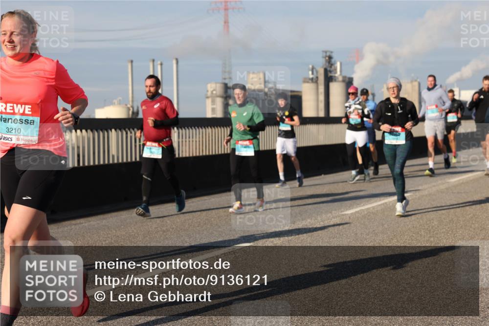 03.10.2025 - Köhlbrandbrückenlauf Lena Gebhardt http://msf.ph/oto/9136121 03.10.2025 09:54:03 Position 2 3210 meine-sportfotos.de