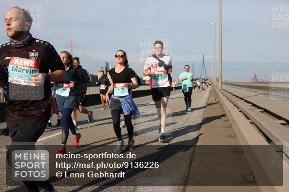 03.10.2025 - Köhlbrandbrückenlauf Lena Gebhardt http://msf.ph/oto/9136226 03.10.2025 09:54:07 Position 2 1921, 1327, 1331, 44 meine-sportfotos.de