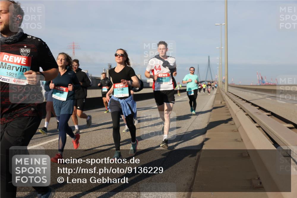 03.10.2025 - Köhlbrandbrückenlauf Lena Gebhardt http://msf.ph/oto/9136229 03.10.2025 09:54:07 Position 2 1921, 1327, 1331, 44 meine-sportfotos.de