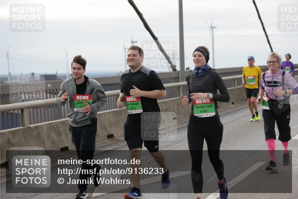 03.10.2025 - Köhlbrandbrückenlauf Jannik Wohlers http://msf.ph/oto/9136233 03.10.2025 16:06:56 Position 1 8521, 8304, 8486 meine-sportfotos.de
