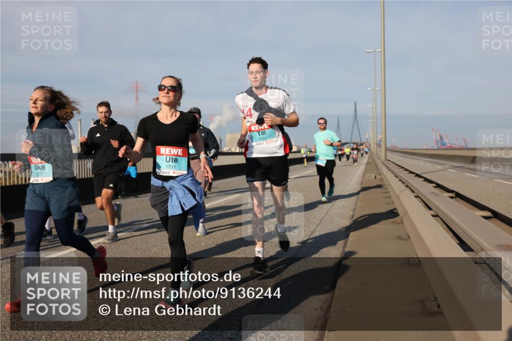 03.10.2025 - Köhlbrandbrückenlauf Lena Gebhardt http://msf.ph/oto/9136244 03.10.2025 09:54:07 Position 2 827, 1331, 1151 meine-sportfotos.de