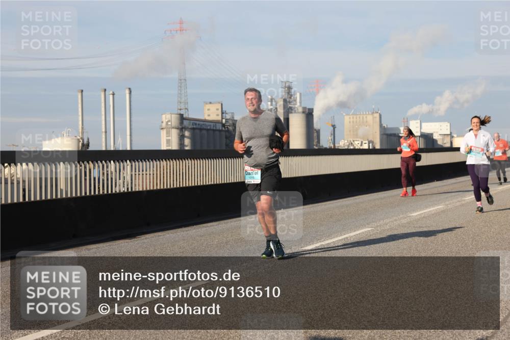 03.10.2025 - Köhlbrandbrückenlauf Lena Gebhardt http://msf.ph/oto/9136510 03.10.2025 09:54:23 Position 2 1015 meine-sportfotos.de