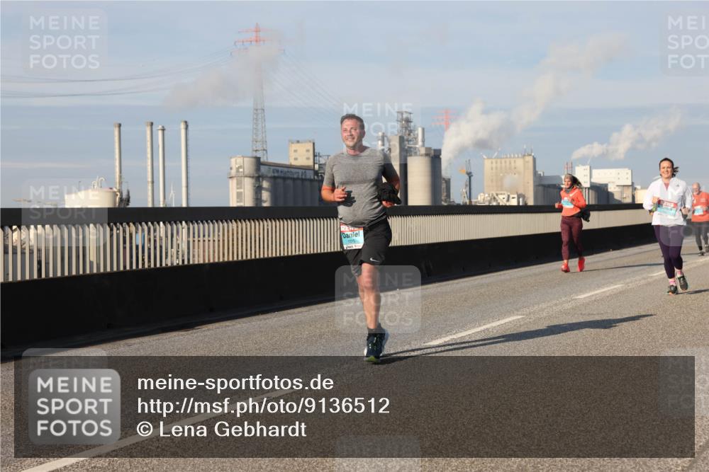 03.10.2025 - Köhlbrandbrückenlauf Lena Gebhardt http://msf.ph/oto/9136512 03.10.2025 09:54:23 Position 2  meine-sportfotos.de