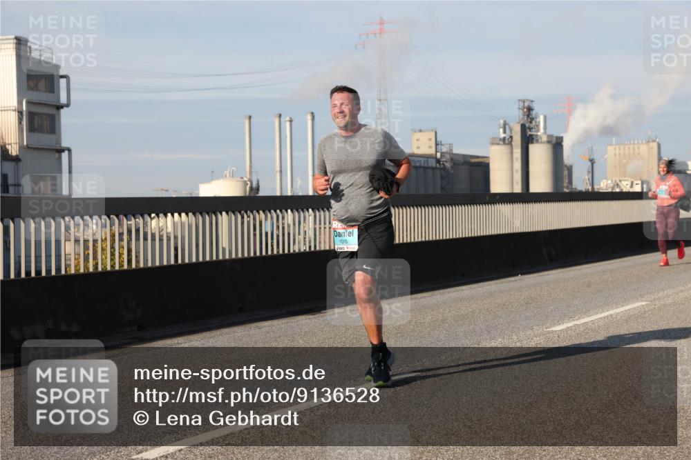 03.10.2025 - Köhlbrandbrückenlauf Lena Gebhardt http://msf.ph/oto/9136528 03.10.2025 09:54:24 Position 2 1015 meine-sportfotos.de