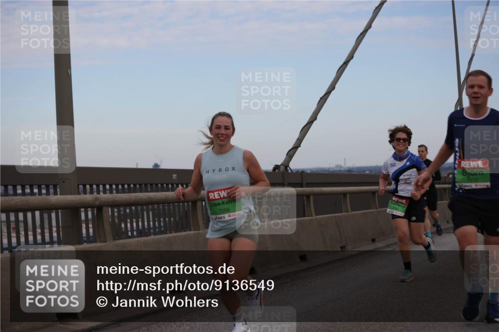 03.10.2025 - Köhlbrandbrückenlauf Jannik Wohlers http://msf.ph/oto/9136549 03.10.2025 15:24:41 Position 1 7056, 7085, 7610, 1 meine-sportfotos.de