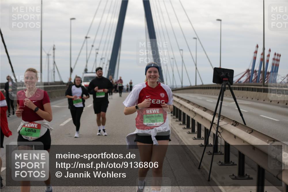 03.10.2025 - Köhlbrandbrückenlauf Jannik Wohlers http://msf.ph/oto/9136806 03.10.2025 16:07:12 Position 1 9336, 9335 meine-sportfotos.de