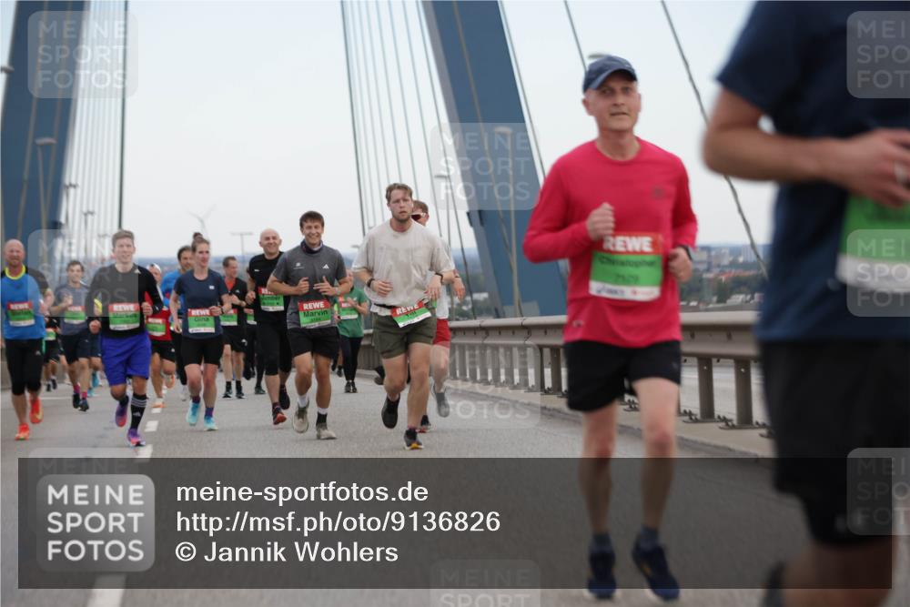 03.10.2025 - Köhlbrandbrückenlauf Jannik Wohlers http://msf.ph/oto/9136826 03.10.2025 15:24:48 Position 1  meine-sportfotos.de