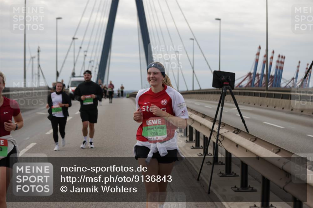 03.10.2025 - Köhlbrandbrückenlauf Jannik Wohlers http://msf.ph/oto/9136843 03.10.2025 16:07:13 Position 1 9335 meine-sportfotos.de