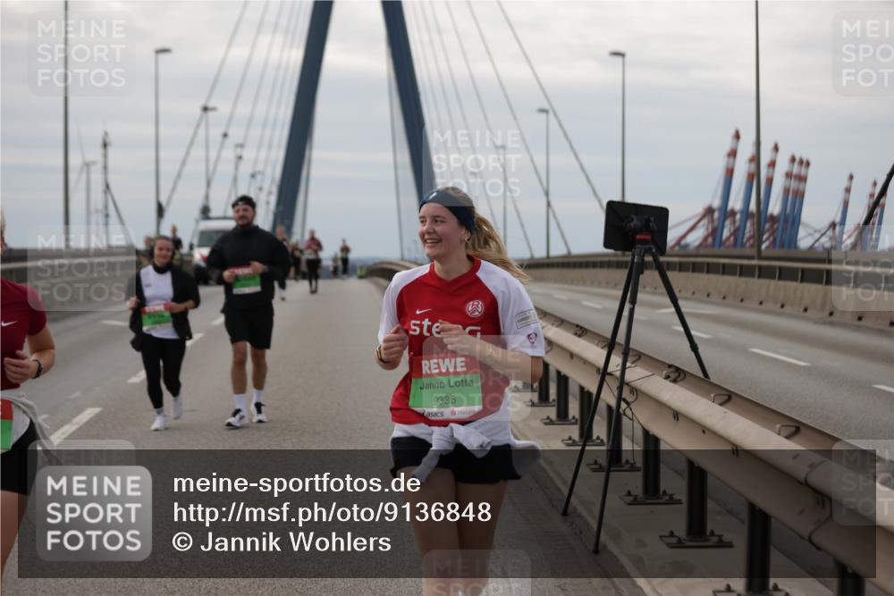 03.10.2025 - Köhlbrandbrückenlauf Jannik Wohlers http://msf.ph/oto/9136848 03.10.2025 16:07:13 Position 1 9335 meine-sportfotos.de