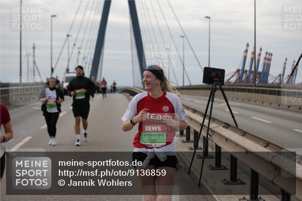 03.10.2025 - Köhlbrandbrückenlauf Jannik Wohlers http://msf.ph/oto/9136859 03.10.2025 16:07:13 Position 1 9335 meine-sportfotos.de