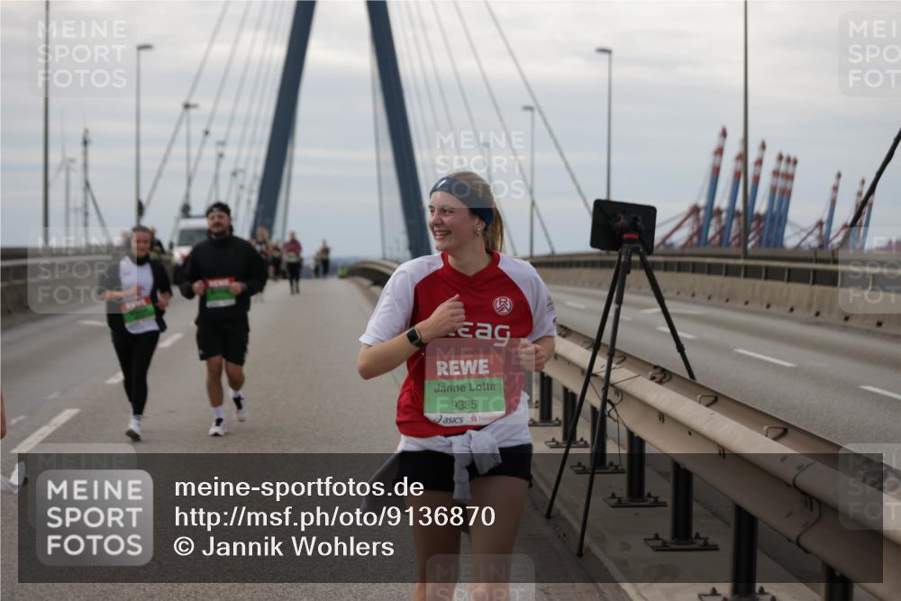 03.10.2025 - Köhlbrandbrückenlauf Jannik Wohlers http://msf.ph/oto/9136870 03.10.2025 16:07:13 Position 1 9335 meine-sportfotos.de