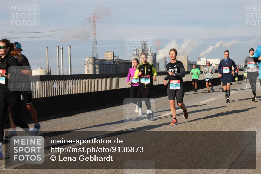 03.10.2025 - Köhlbrandbrückenlauf Lena Gebhardt http://msf.ph/oto/9136873 03.10.2025 09:54:41 Position 2 000 meine-sportfotos.de