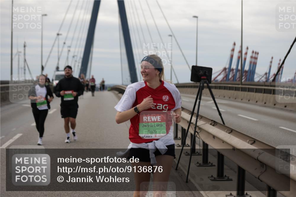 03.10.2025 - Köhlbrandbrückenlauf Jannik Wohlers http://msf.ph/oto/9136876 03.10.2025 16:07:13 Position 1 9335 meine-sportfotos.de