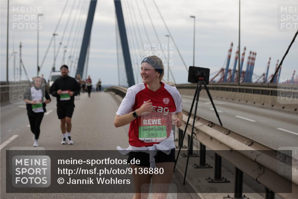 03.10.2025 - Köhlbrandbrückenlauf Jannik Wohlers http://msf.ph/oto/9136880 03.10.2025 16:07:13 Position 1 9335 meine-sportfotos.de