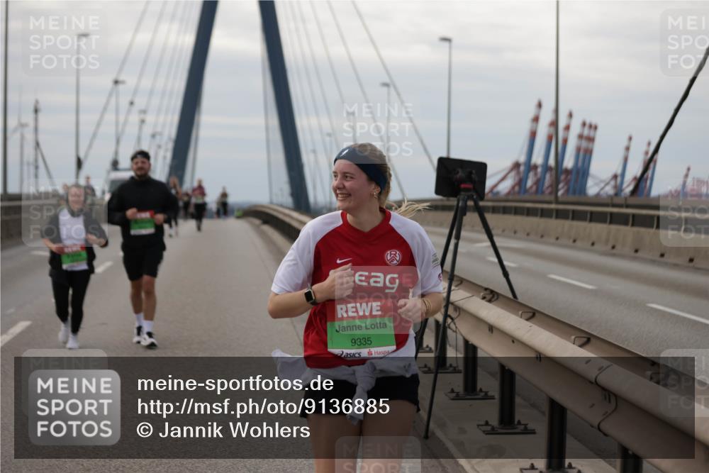 03.10.2025 - Köhlbrandbrückenlauf Jannik Wohlers http://msf.ph/oto/9136885 03.10.2025 16:07:13 Position 1 9335 meine-sportfotos.de