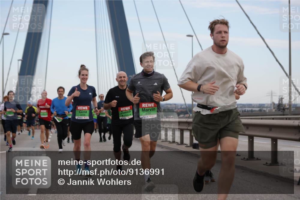 03.10.2025 - Köhlbrandbrückenlauf Jannik Wohlers http://msf.ph/oto/9136991 03.10.2025 15:24:52 Position 1 8048, 8049, 8784 meine-sportfotos.de