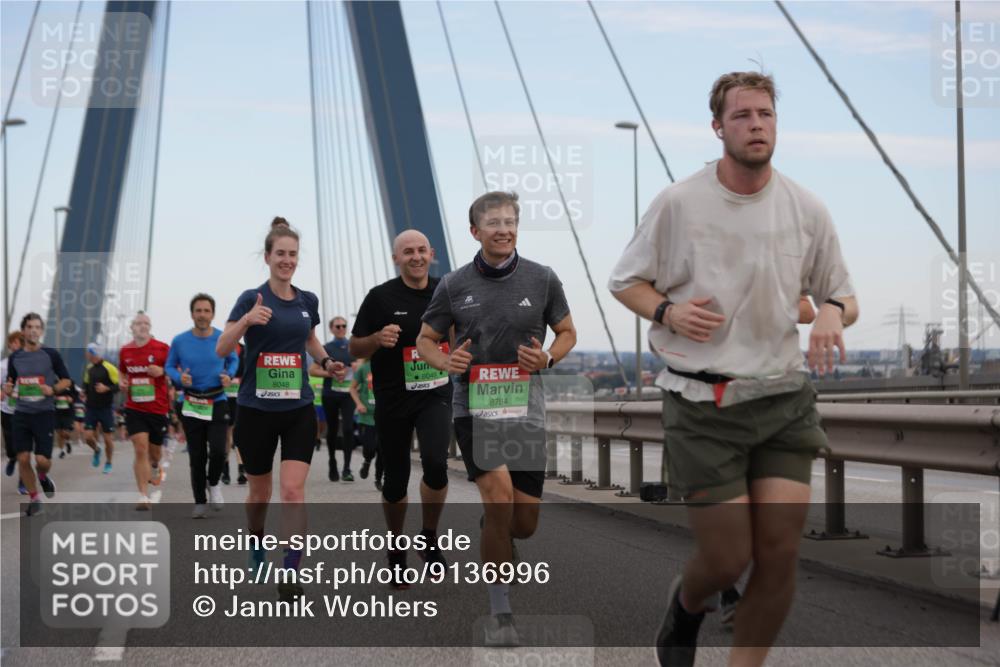 03.10.2025 - Köhlbrandbrückenlauf Jannik Wohlers http://msf.ph/oto/9136996 03.10.2025 15:24:52 Position 1 8048, 8049, 8784 meine-sportfotos.de