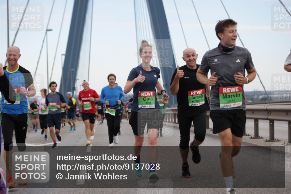 03.10.2025 - Köhlbrandbrückenlauf Jannik Wohlers http://msf.ph/oto/9137028 03.10.2025 15:24:53 Position 1 8048, 8049, 8784 meine-sportfotos.de