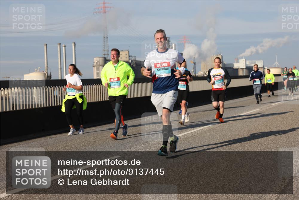 03.10.2025 - Köhlbrandbrückenlauf Lena Gebhardt http://msf.ph/oto/9137445 03.10.2025 09:55:18 Position 2 3166, 1272, 1314 meine-sportfotos.de