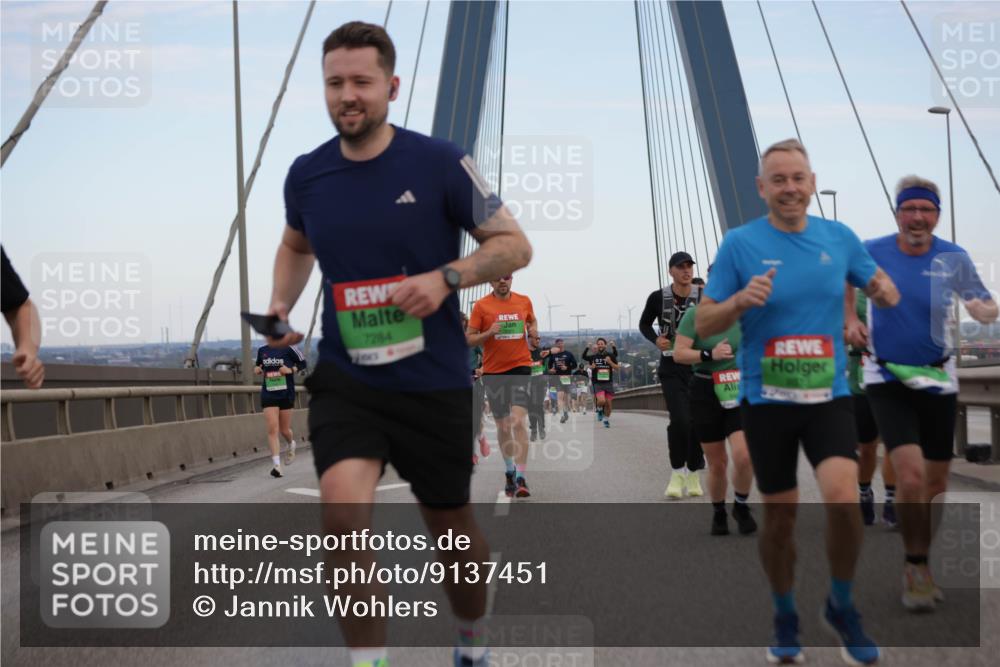 03.10.2025 - Köhlbrandbrückenlauf Jannik Wohlers http://msf.ph/oto/9137451 03.10.2025 15:25:05 Position 1 7284 meine-sportfotos.de