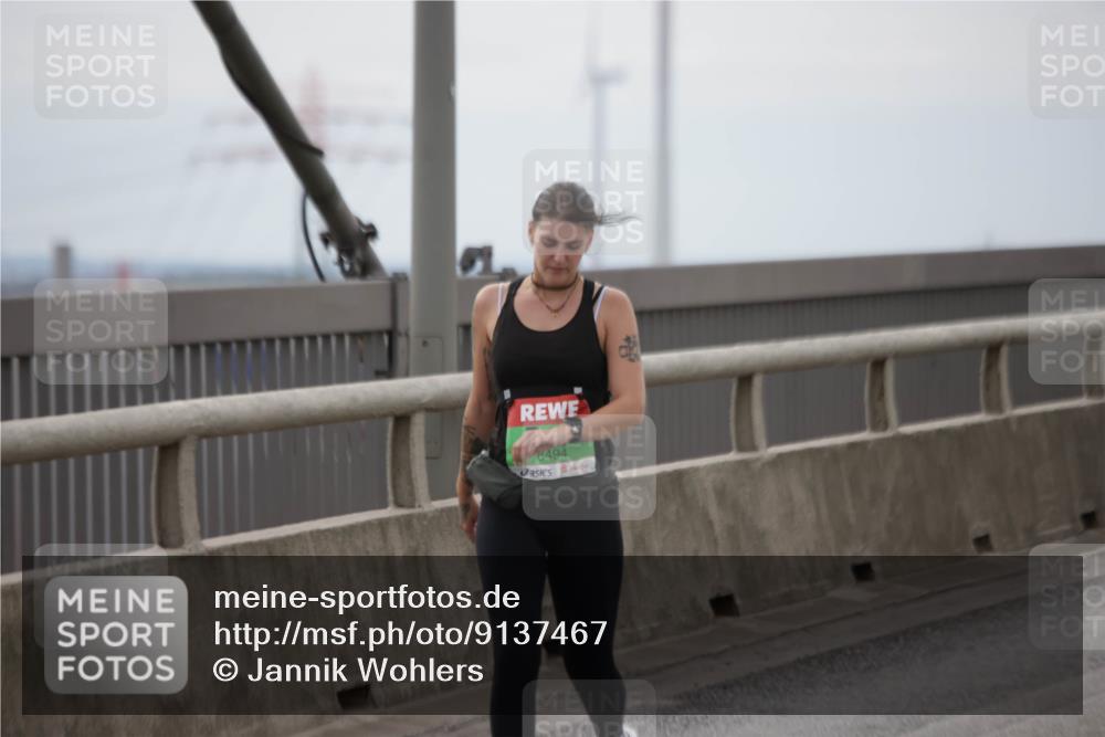 03.10.2025 - Köhlbrandbrückenlauf Jannik Wohlers http://msf.ph/oto/9137467 03.10.2025 16:07:46 Position 1 8494 meine-sportfotos.de
