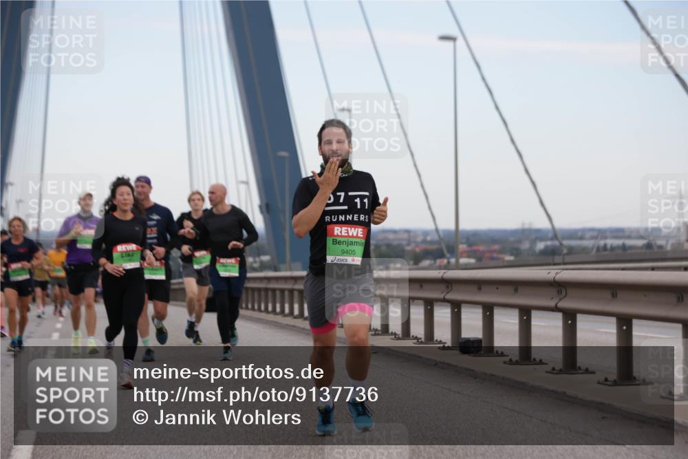 03.10.2025 - Köhlbrandbrückenlauf Jannik Wohlers http://msf.ph/oto/9137736 03.10.2025 15:25:15 Position 1 37, 11, 9405 meine-sportfotos.de