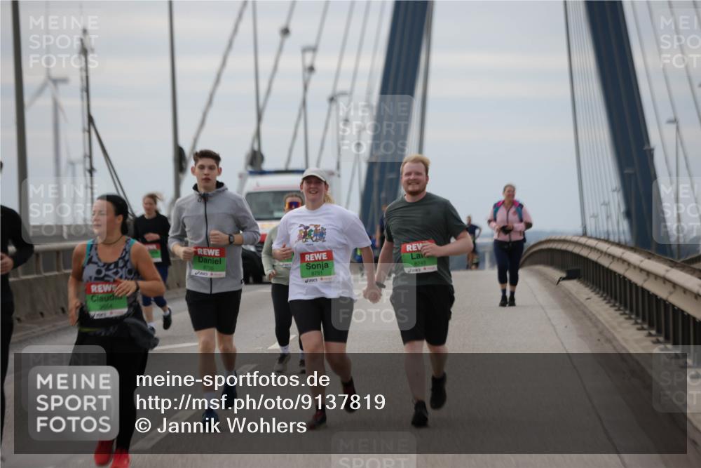03.10.2025 - Köhlbrandbrückenlauf Jannik Wohlers http://msf.ph/oto/9137819 03.10.2025 16:08:04 Position 1 8750, 8751, 8749 meine-sportfotos.de