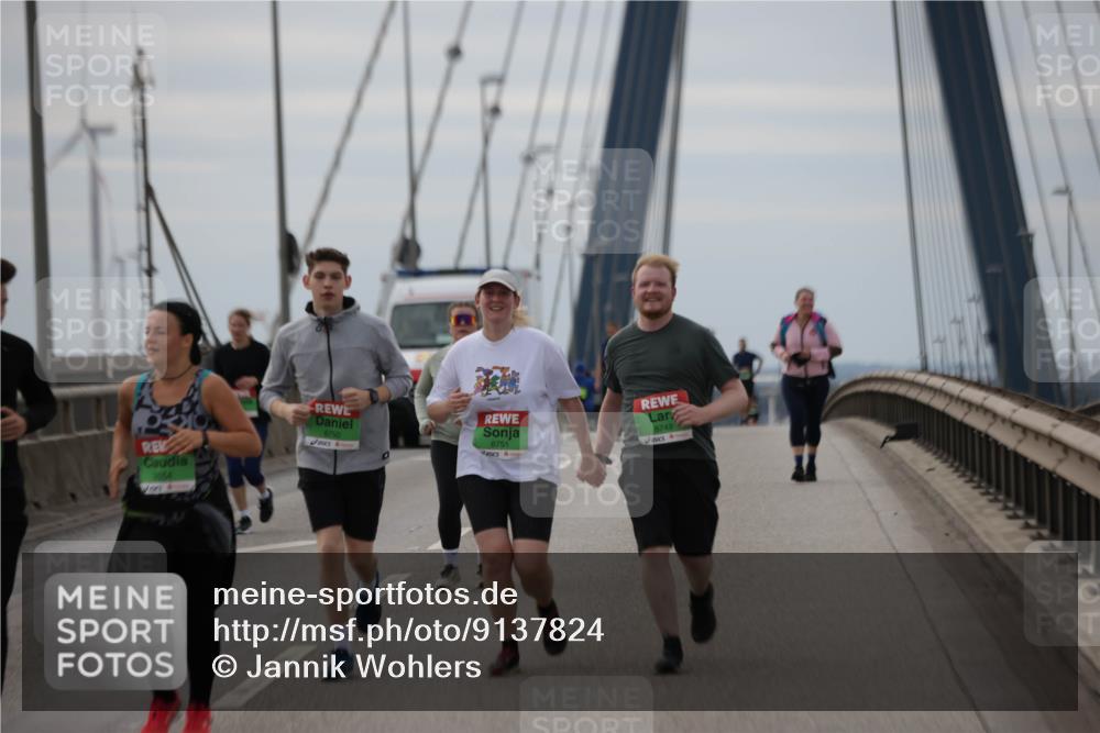 03.10.2025 - Köhlbrandbrückenlauf Jannik Wohlers http://msf.ph/oto/9137824 03.10.2025 16:08:04 Position 1 8750, 8751, 8749 meine-sportfotos.de
