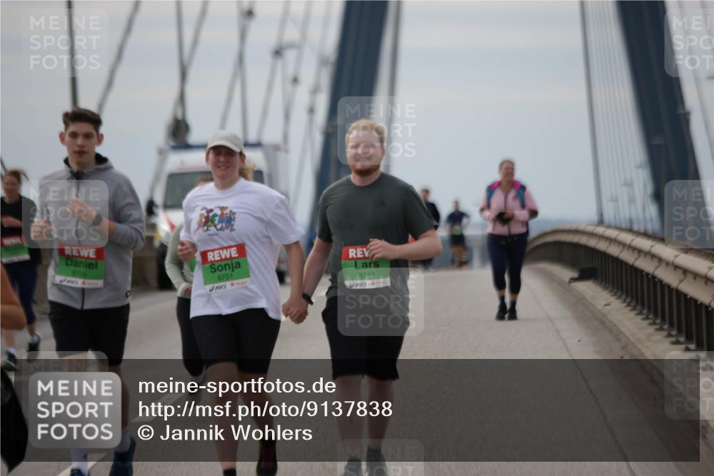 03.10.2025 - Köhlbrandbrückenlauf Jannik Wohlers http://msf.ph/oto/9137838 03.10.2025 16:08:04 Position 1 8750, 8751, 8749 meine-sportfotos.de