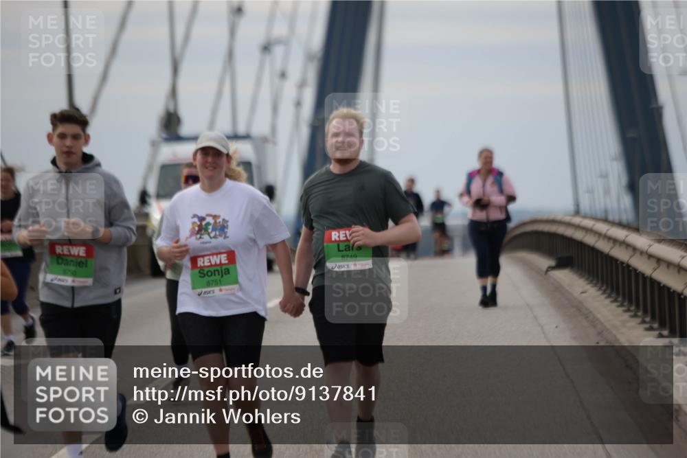 03.10.2025 - Köhlbrandbrückenlauf Jannik Wohlers http://msf.ph/oto/9137841 03.10.2025 16:08:04 Position 1 8750, 8751, 8749 meine-sportfotos.de
