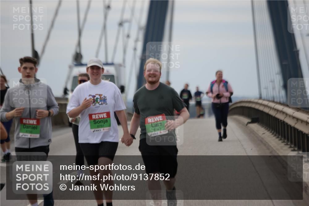 03.10.2025 - Köhlbrandbrückenlauf Jannik Wohlers http://msf.ph/oto/9137852 03.10.2025 16:08:05 Position 1 8750, 8751, 8749 meine-sportfotos.de