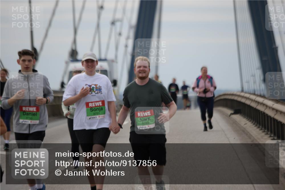 03.10.2025 - Köhlbrandbrückenlauf Jannik Wohlers http://msf.ph/oto/9137856 03.10.2025 16:08:05 Position 1 8750, 8751, 8749 meine-sportfotos.de