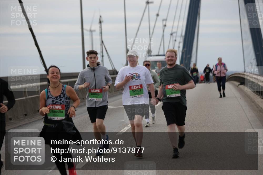 03.10.2025 - Köhlbrandbrückenlauf Jannik Wohlers http://msf.ph/oto/9137877 03.10.2025 16:08:06 Position 1 9554, 8750, 8751, 8749 meine-sportfotos.de