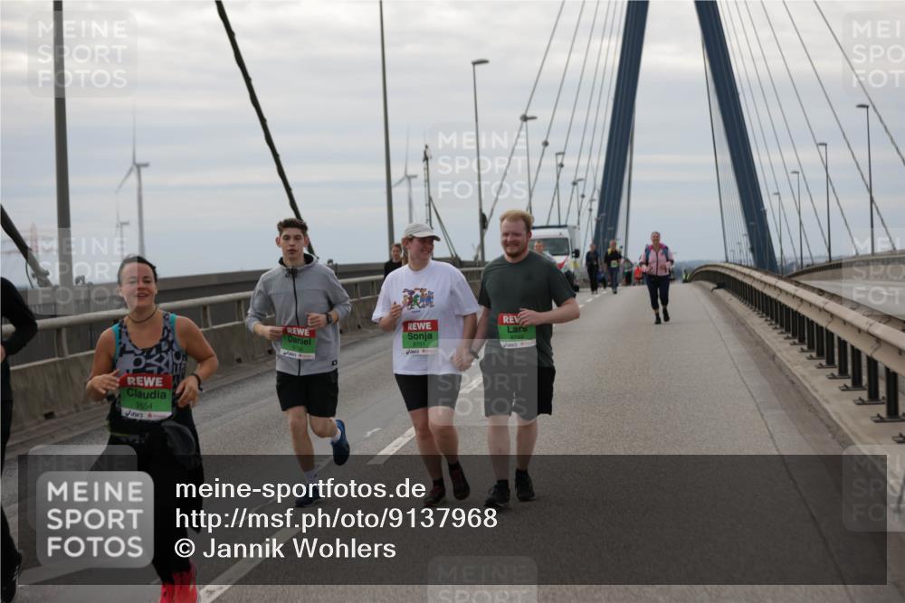 03.10.2025 - Köhlbrandbrückenlauf Jannik Wohlers http://msf.ph/oto/9137968 03.10.2025 16:08:07 Position 1 9554, 8751, 8749 meine-sportfotos.de