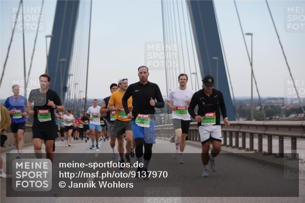 03.10.2025 - Köhlbrandbrückenlauf Jannik Wohlers http://msf.ph/oto/9137970 03.10.2025 15:25:22 Position 1 9299, 9744, 9634 meine-sportfotos.de