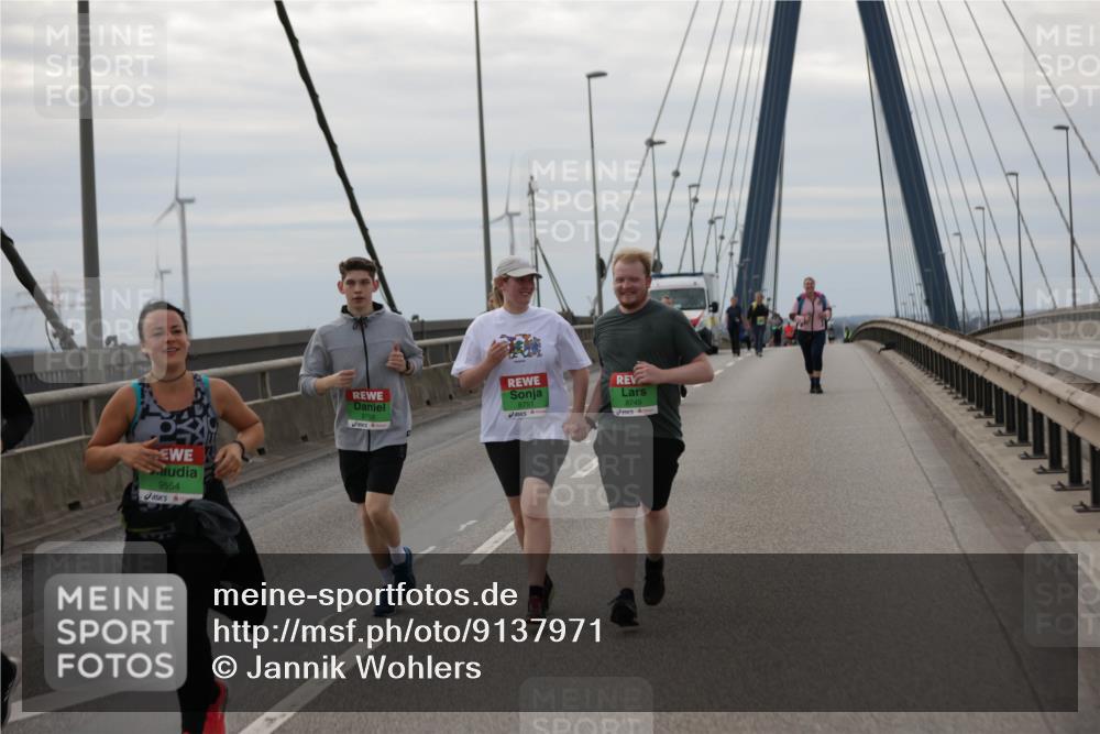 03.10.2025 - Köhlbrandbrückenlauf Jannik Wohlers http://msf.ph/oto/9137971 03.10.2025 16:08:08 Position 1 9554, 8751, 8749 meine-sportfotos.de