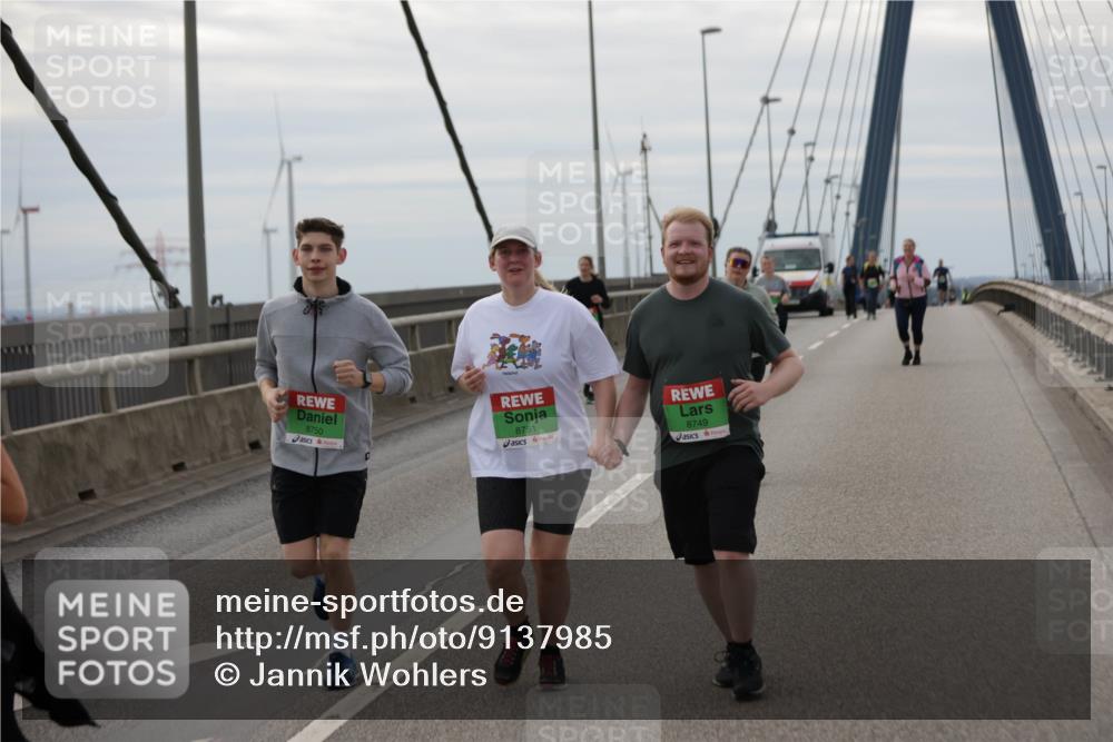 03.10.2025 - Köhlbrandbrückenlauf Jannik Wohlers http://msf.ph/oto/9137985 03.10.2025 16:08:09 Position 1 8750, 8751, 8749 meine-sportfotos.de