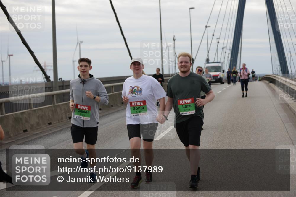 03.10.2025 - Köhlbrandbrückenlauf Jannik Wohlers http://msf.ph/oto/9137989 03.10.2025 16:08:09 Position 1 8750, 8751, 8749 meine-sportfotos.de