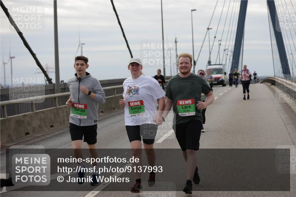03.10.2025 - Köhlbrandbrückenlauf Jannik Wohlers http://msf.ph/oto/9137993 03.10.2025 16:08:09 Position 1 8750, 8751, 8749 meine-sportfotos.de