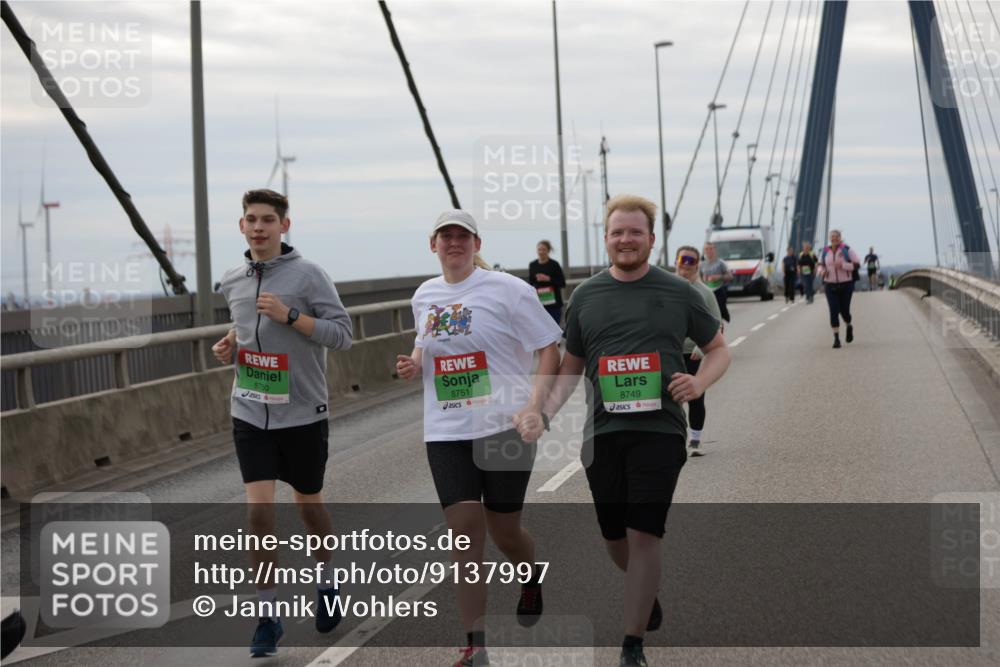 03.10.2025 - Köhlbrandbrückenlauf Jannik Wohlers http://msf.ph/oto/9137997 03.10.2025 16:08:09 Position 1 8750, 8751, 8749 meine-sportfotos.de