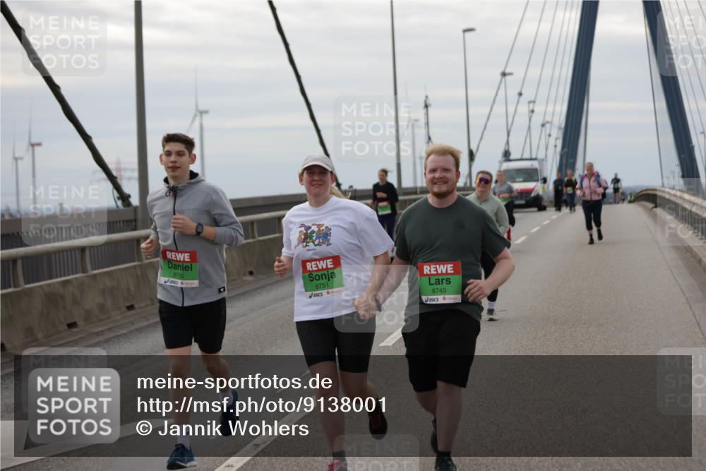 03.10.2025 - Köhlbrandbrückenlauf Jannik Wohlers http://msf.ph/oto/9138001 03.10.2025 16:08:09 Position 1 8750, 8751, 8749 meine-sportfotos.de