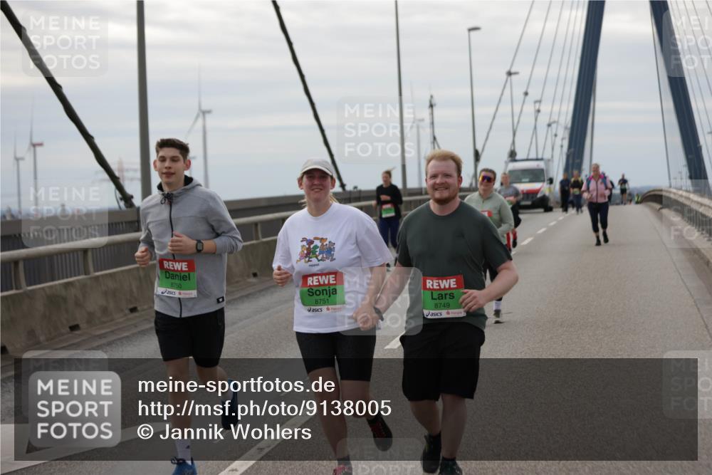 03.10.2025 - Köhlbrandbrückenlauf Jannik Wohlers http://msf.ph/oto/9138005 03.10.2025 16:08:09 Position 1 8750, 8751, 8749 meine-sportfotos.de