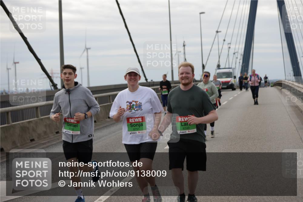 03.10.2025 - Köhlbrandbrückenlauf Jannik Wohlers http://msf.ph/oto/9138009 03.10.2025 16:08:09 Position 1 8750, 8751, 8749 meine-sportfotos.de