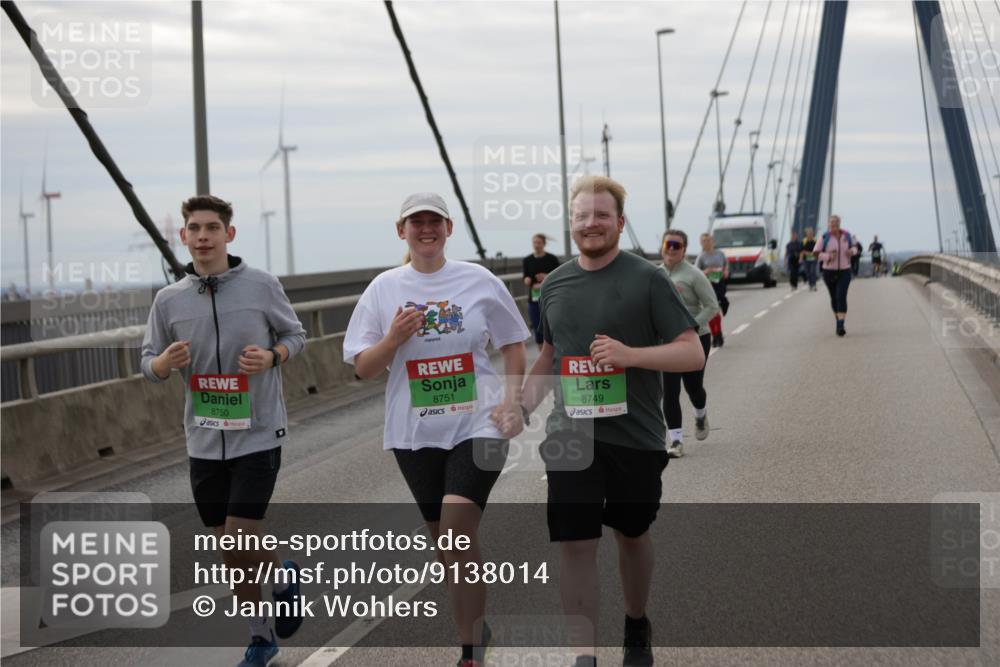 03.10.2025 - Köhlbrandbrückenlauf Jannik Wohlers http://msf.ph/oto/9138014 03.10.2025 16:08:09 Position 1 8750, 8751, 8749 meine-sportfotos.de