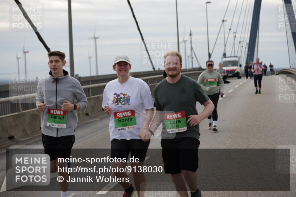 03.10.2025 - Köhlbrandbrückenlauf Jannik Wohlers http://msf.ph/oto/9138030 03.10.2025 16:08:09 Position 1 8750, 8751, 8749 meine-sportfotos.de