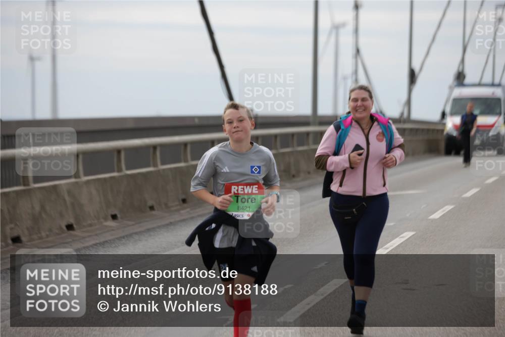 03.10.2025 - Köhlbrandbrückenlauf Jannik Wohlers http://msf.ph/oto/9138188 03.10.2025 16:08:15 Position 1 8421 meine-sportfotos.de