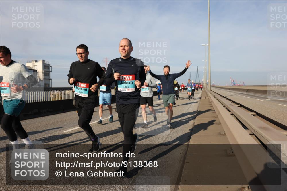 03.10.2025 - Köhlbrandbrückenlauf Lena Gebhardt http://msf.ph/oto/9138368 03.10.2025 09:56:05 Position 2 1782, 1588, 1892 meine-sportfotos.de
