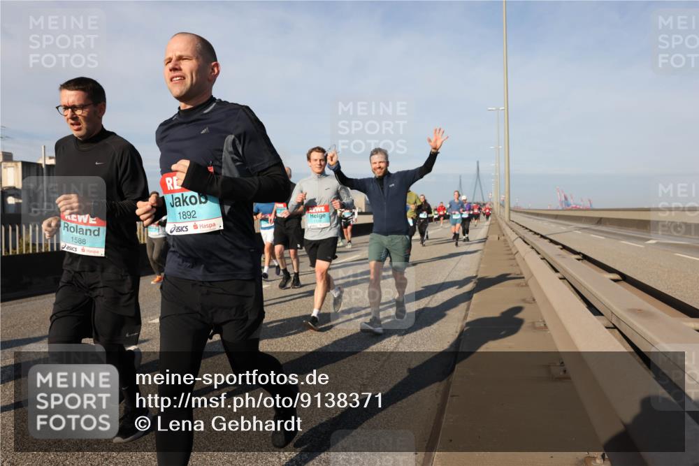 03.10.2025 - Köhlbrandbrückenlauf Lena Gebhardt http://msf.ph/oto/9138371 03.10.2025 09:56:05 Position 2 1588, 1892 meine-sportfotos.de