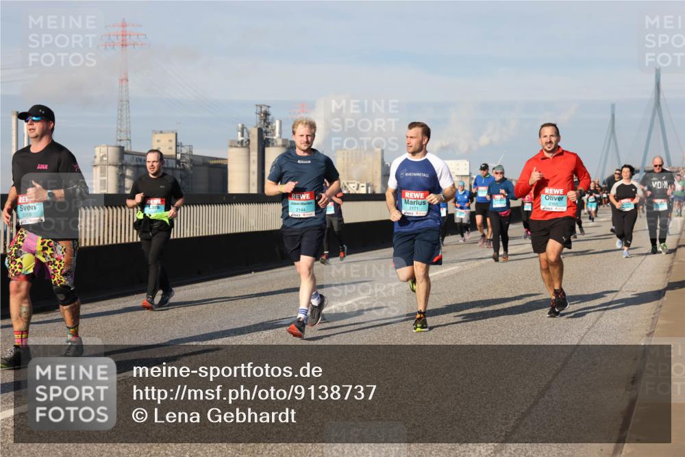 03.10.2025 - Köhlbrandbrückenlauf Lena Gebhardt http://msf.ph/oto/9138737 03.10.2025 09:56:27 Position 2 3268, 2144, 2171, 2165 meine-sportfotos.de